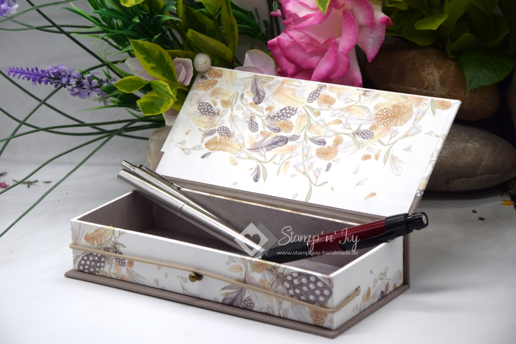 Stifte-Schachtel mit Klappdeckel ca. 21x10x4cm | Federnkranz | taupe | Art. Nr. 97040707